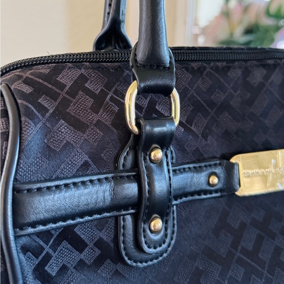 TOMMY HILFIGER BLACK BOWLER SATCHEL - Picture 2 of 7